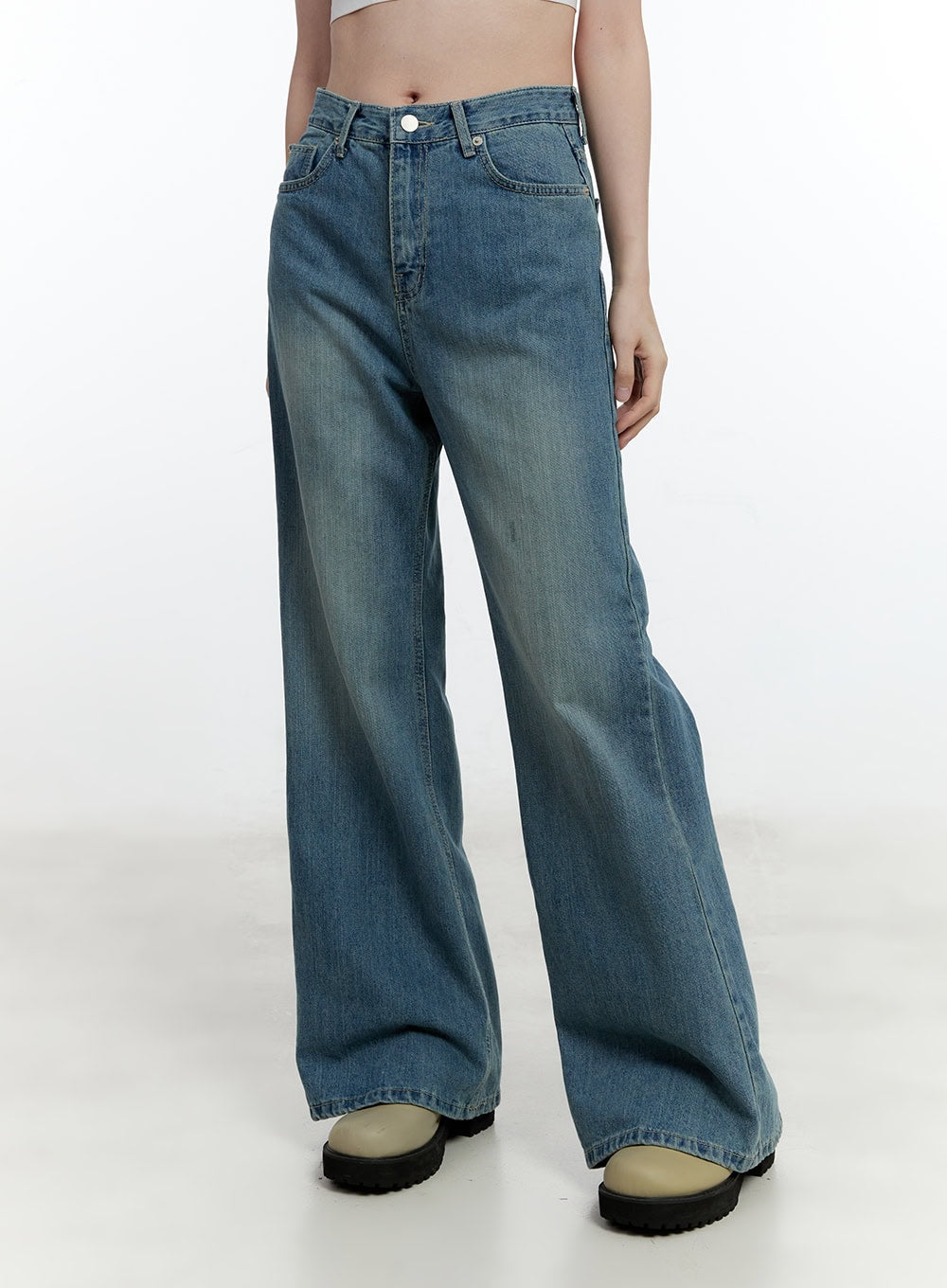 Aleks Relaxed-Fit Flared Jeans CM521