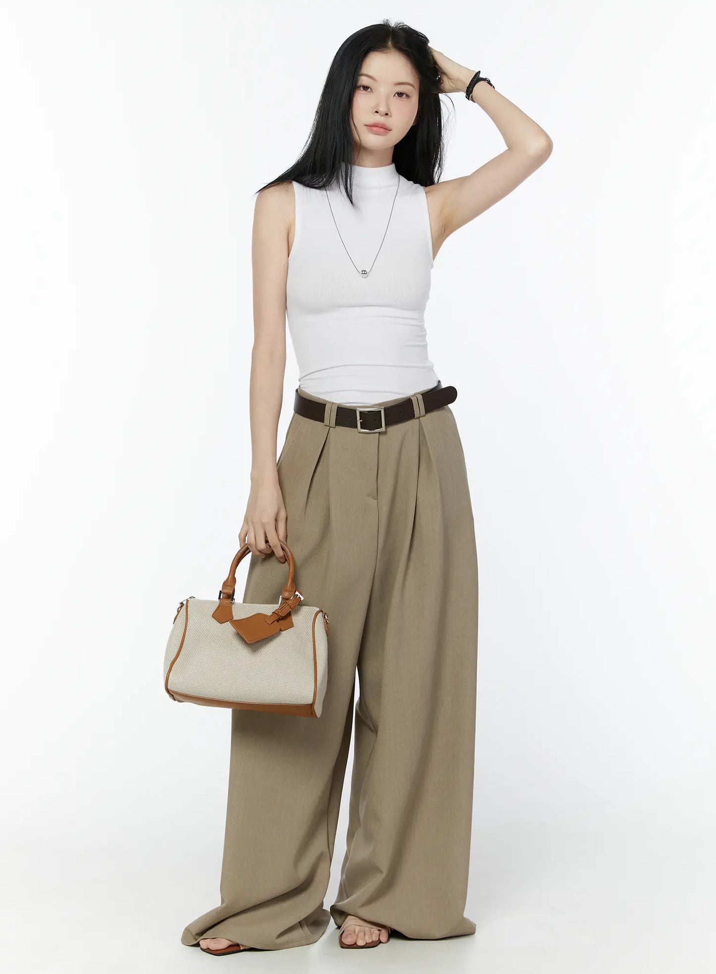 Classic Wide-Fit Pleated Pants IU503