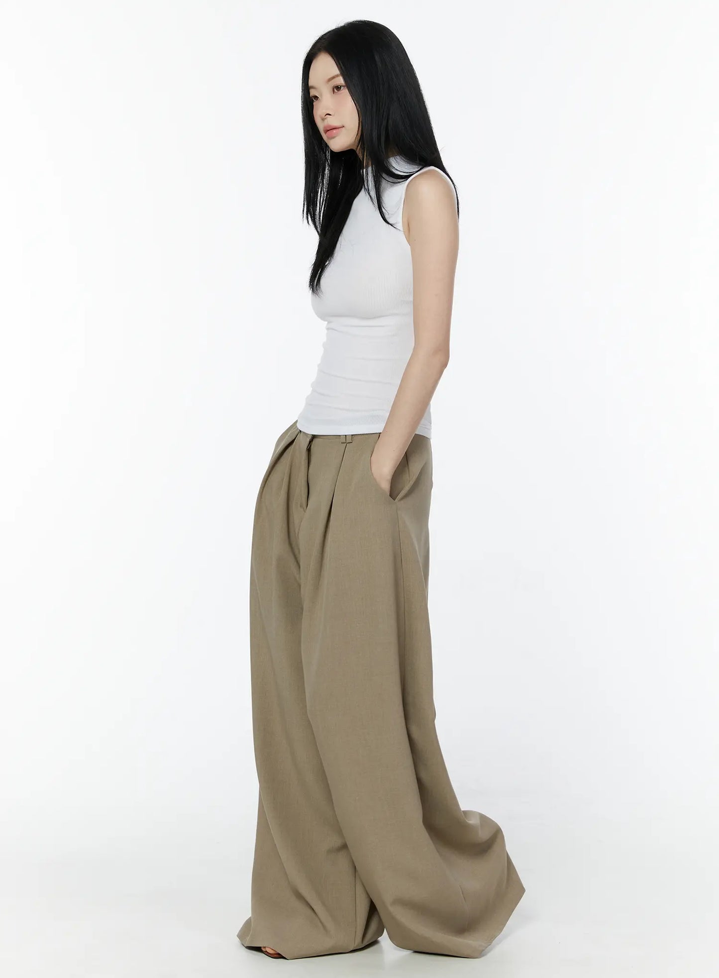 Classic Wide-Fit Pleated Pants IU503