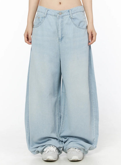 Ash Loose Fit Light-Washed Jeans IU515